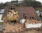 Digi24: FOTO. Proprietarul și-a dărâmat casa cu chiriașul înăuntru – International