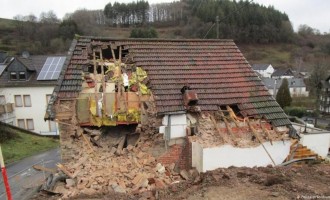 Digi24: FOTO. Proprietarul și-a dărâmat casa cu chiriașul înăuntru – International