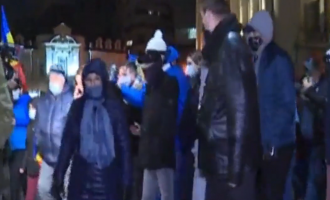 Nou protest la Ministerul Sănătății, unde se află și senatoarea AUR Diana Șoșoacă / Preşedintele Asociaţiei Colectiv spune că va protesta la MAI: Arafat e cel care se ocupă de toate – Esential