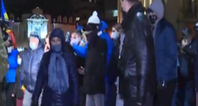 Nou protest la Ministerul Sănătății, unde se află și senatoarea AUR Diana Șoșoacă / Preşedintele Asociaţiei Colectiv spune că va protesta la MAI: Arafat e cel care se ocupă de toate – Esential