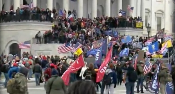 SUA: Prima persoană condamnată pentru atacarea Capitoliului scapă de închisoare – International