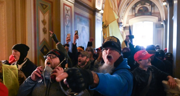 Mass-media americană ultraconservatoare încearcă să justifice atacarea Congresului: „Dacă furaţi alegerile, veţi avea mulţi oameni furioşi” – International