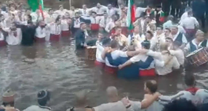 VIDEO Bulgarii s-au prins de Bobotează în horă într-un râu, ignorând măsurile anti-COVID-19 – Coronavirus