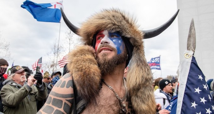 SUA: A fost arestat şi autointitulatul “QAnon Shaman”, după violenţele de la Capitoliu – International