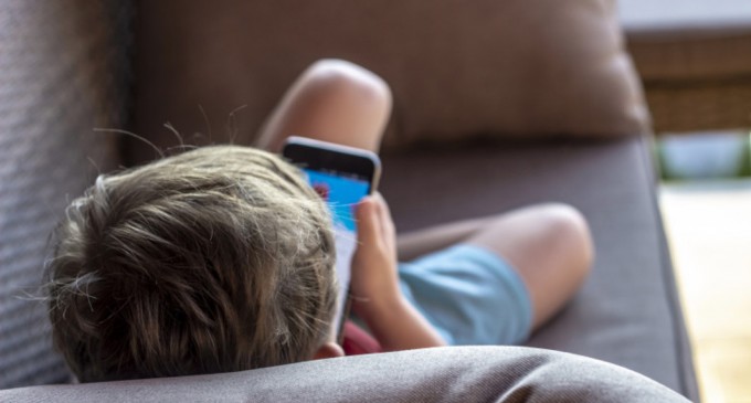 Digi24: Surpriza avută de o femeie care și-a lăsat băiatul să se joace pe telefonul ei, ca să-l țină ocupat în carantină