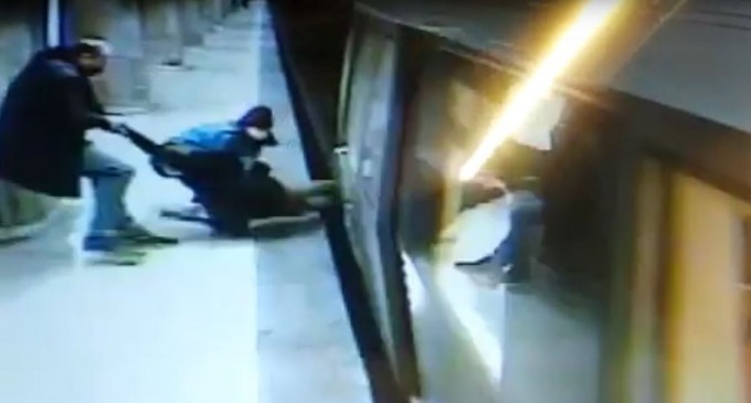 VIDEO Un bărbat sare pe linia de metrou și este tras în ultima clipă din fața trenului – Esential