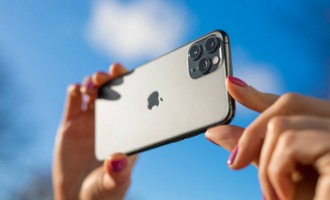 De ce este Iphone-ul printre cele mai populare mărci de telefoane mobile, în ciuda concurenței puternice?