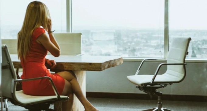 Tu cum te pregătești de primăvară? Îți recomandăm să începi prin alegerea ținutelor office!