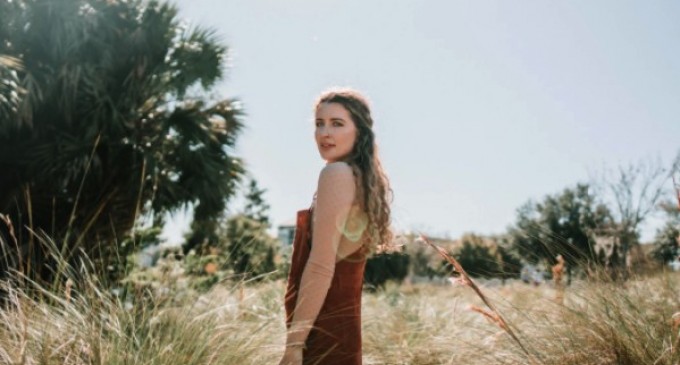 Ești invitată la o petrecere tip cocktail și nu știi ce ținută să alegi? Iată 5 rochii pe care le poți comanda de la RESENSE!