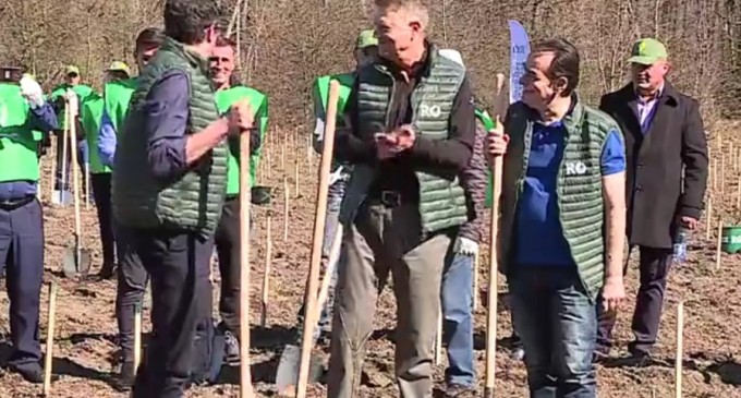 ​Klaus Iohannis participă la prima acțiune din cadrul campaniei de împădurire în zona deșertificată din sudul României VIDEOLIVE – Esential