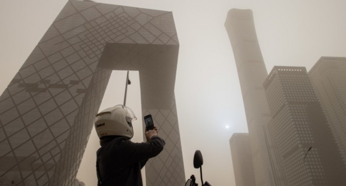 Digi24: FOTO Fenomen în premieră în China. În Beijing, cerul s-a făcut galben, iar soarele a devenit un punct albastru