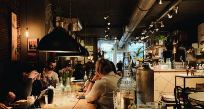 Cum să NU investeşti în scaune urâte pentru organizarea evenimentelor în locaţia salonului pe care îl administraţi