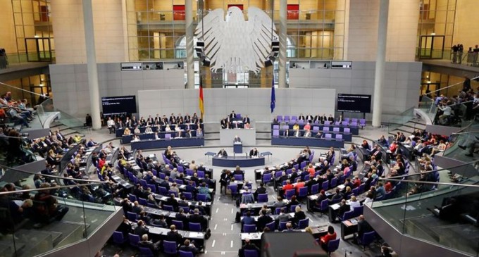 Parlamentul german a adoptat legea privind noile restricții pandemice / Confruntări între forțele de ordine și protestatari în Berlin – Coronavirus