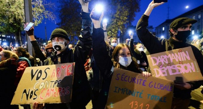 Franța a adoptat controversata lege care limitează distribuirea de imagini cu polițiști / Critici puternice din partea societății civile – International