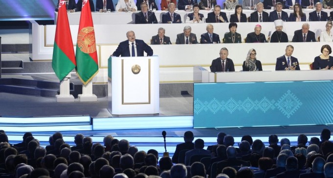 Aleksandr Lukaşenko vrea să-i transfere puterea, după moartea sa, fiului său Viktor Lukaşenko – International