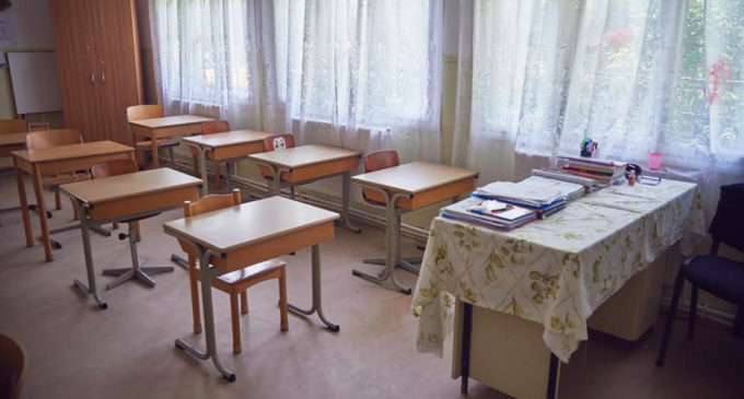 Elevii din clasele terminale de gimnaziu şi liceu reîncep luni cursurile; activităţile didactice – online – Educatie