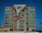Cum luptă Cuba cu ”imperialismul” american: Un steag gigant de beton trântit în fața ambasadei americane – International