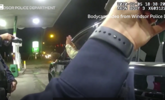 Un soldat afro-american, scos din mașină cu armele îndreptate asupra sa și stropit cu spray paralizant, i-a dat în judecată pe polițiști pentru violența cu care l-au oprit în trafic VIDEO – International