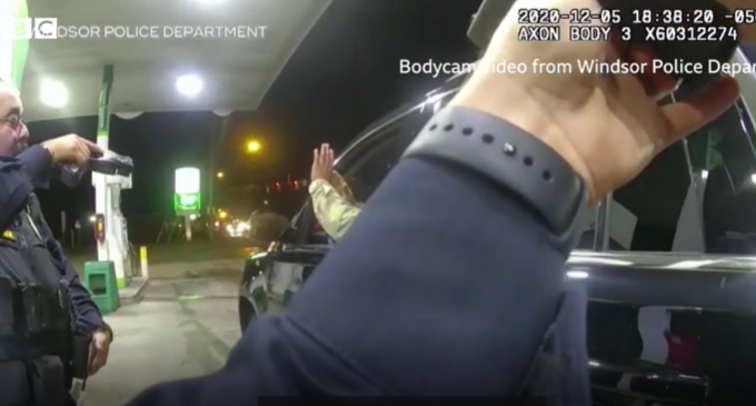 Un soldat afro-american, scos din mașină cu armele îndreptate asupra sa și stropit cu spray paralizant, i-a dat în judecată pe polițiști pentru violența cu care l-au oprit în trafic VIDEO – International