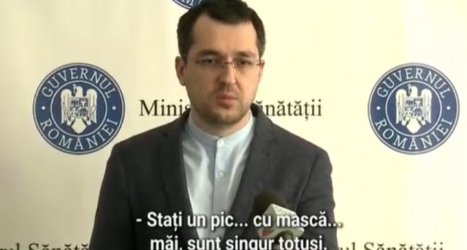 Dilema lui Vlad Voiculescu înainte de declarația de presa: Cu mască sau fără mască VIDEO – Esential