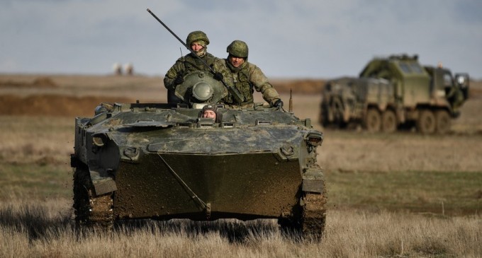 Demonstrație de forță a Rusiei, în Crimeea: Ministrul apărării a venit de la Moscova pentru a supraveghea personal exercițiul militar ce a început joi – International