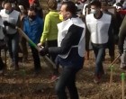 VIDEO Ludovic Orban a participat la plantarea unor puieţi, dar i s-a rupt sapa – Politic