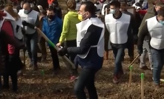 VIDEO Ludovic Orban a participat la plantarea unor puieţi, dar i s-a rupt sapa – Politic