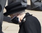 People: Regina Elisabeta a lăsat un bilet scris de mână pe sicriul prințului Philip, semnat cu diminutivul drag lui – International