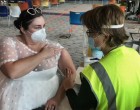 FOTO O femeie s-a prezentat la vaccinarea anti-Covid în rochie de mireasă – Faze Tari