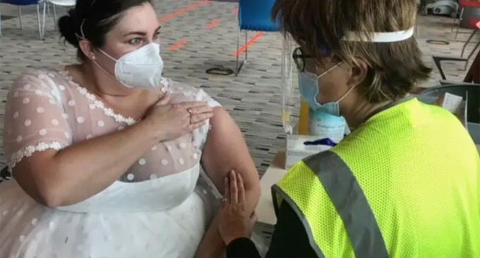 FOTO O femeie s-a prezentat la vaccinarea anti-Covid în rochie de mireasă – Faze Tari