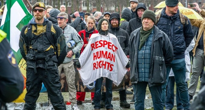 Pot fi angajații obligați să se vaccineze ca să fie primiți la locul de muncă? Un subiect tabu, care se discută pe la colțuri, dar nimeni nu-l pune în dezbatere – Esential