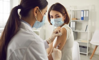 MedLife a demarat campania de vaccinare COVID-19 la sediul companiilor. Primii beneficiari sunt marii angajatori din Brașov și Cluj – Esential