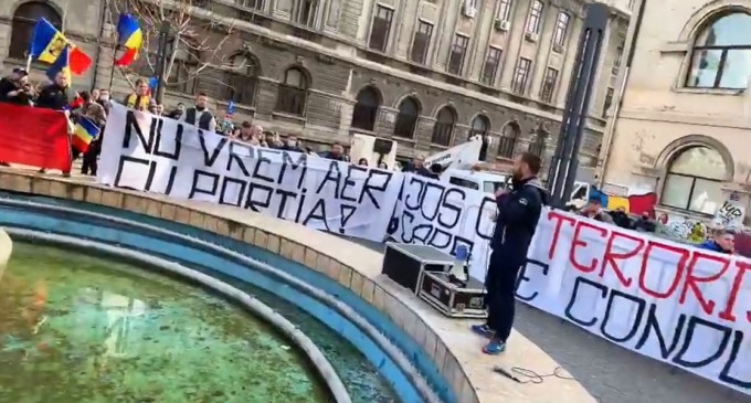 VIDEO Câteva sute de persoane s-au adunat în Piaţa Universităţii din Capitală pentru încă o zi de proteste anti-restricții – Esential