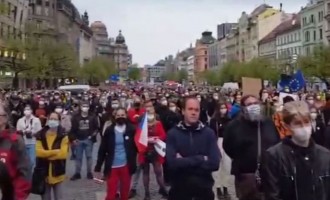 VIDEO Cehia: Aproximativ 10.000 de protestatari au denunţat atitudinea pro-rusă a preşedintelui Zeman – International