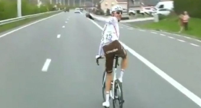 VIDEO Faza zilei: Motivul greu de crezut pentru care un ciclist a fost eliminat din Turul Flandrei – Alte sporturi