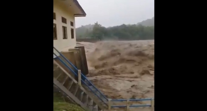 VIDEO Indonezia: 41 de persoane au murit, zeci de oameni sunt dispăruţi după alunecări de teren şi inundaţii – International