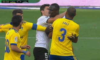 Scandal în La Liga – Jucătorii Valenciei au părăsit terenul după ce Diakhaby ar fi fost victima unor insulte rasiste – Fotbal