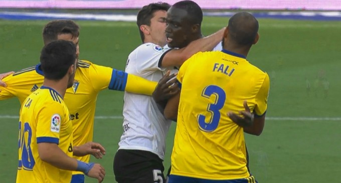 Scandal în La Liga – Jucătorii Valenciei au părăsit terenul după ce Diakhaby ar fi fost victima unor insulte rasiste – Fotbal