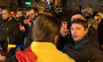 VIDEO Protest la Spitalul Foișor: Lumea strigă ”Criminalii”, ”Arafat, nu uita, asta nu e țara ta” – Esential