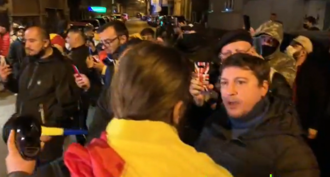 VIDEO Protest la Spitalul Foișor: Lumea strigă ”Criminalii”, ”Arafat, nu uita, asta nu e țara ta” – Esential