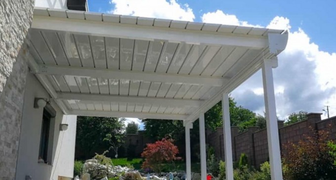 Cum să alegi o pergolă pentru grădina sau curtea ta?