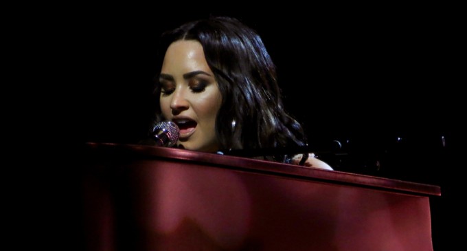 Cântăreața Demi Lovato a anunțat că se identifică drept „non-binară” și că își schimbă „oficial” pronumele – Showbiz