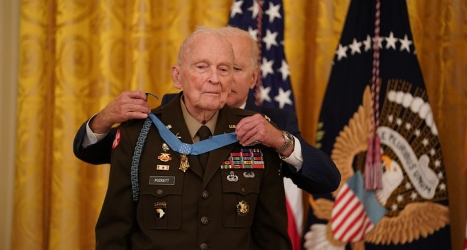 Povestea americanului care a primit Medalia de Onoare după 70 de ani. A respins cinci atacuri ale chinezilor asupra dealului pe care îl apăra. A șasea oară, însă… – International
