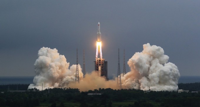 Racheta lansată de China pe orbită luna trecută se prăbușește necontrolat și ar putea ateriza într-o zonă locuită – International