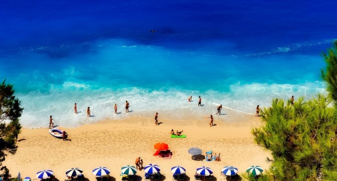 Un touroperator care vinde vacanțe în Grecia a anunțat că își suspendă activitatea / Mai mulți români se plâng că au plătit vacanțe – Esential