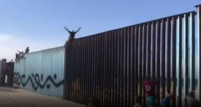 Copiii migranţi aflaţi în grija Administraţiei SUA la graniţa cu Mexicul trăiesc în condiţii teribile: Camere supraaglomerate, alimente expirate și fără haine curate (mărturii) – International