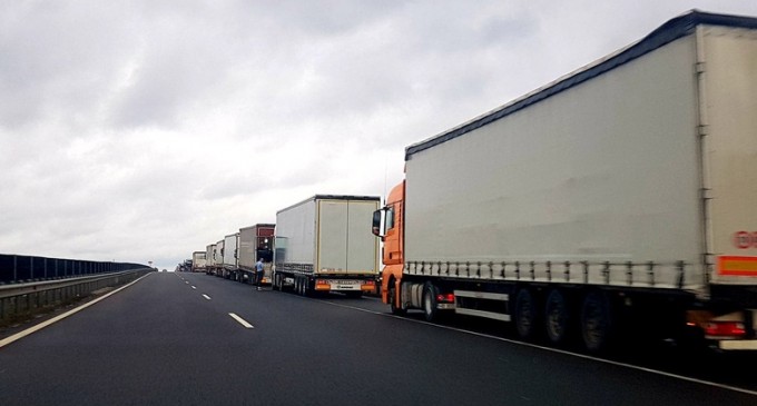 Unele tir-uri vor circula vineri cu viteză redusă pentru a protesta față de ”hărțuirea” autorităților fiscale – Esential