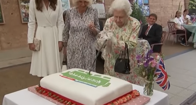 Umor regal până la capăt. Regina Elisabeta a II-a a insistat să taie un tort cu sabia: ”Așa e mai neobișnuit” – International