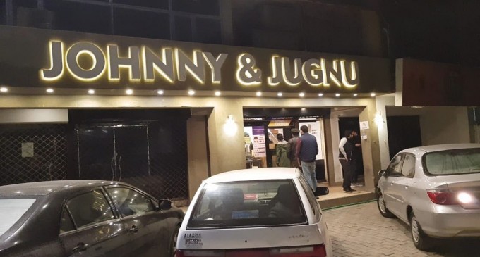 Toți angajații unui fast-food au fost arestați de polițiștii pakistanezi fiindcă n-au vrut să le ofere hamburgeri gratuiți – International