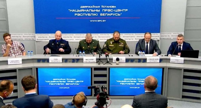 Roman Protasevici, scos în fața jurnaliștilor într-o nouă mascaradă la Minsk: „Mă simt perfect! Nu sunt ostatic, părinții mei sunt ostaticii!” – VIDEO – International